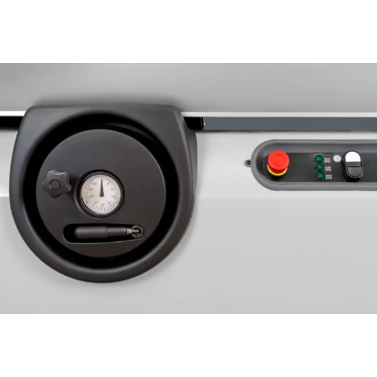 Robland kézikerék numerikus számkijelzővel a fűrészlap döntéséhez, O